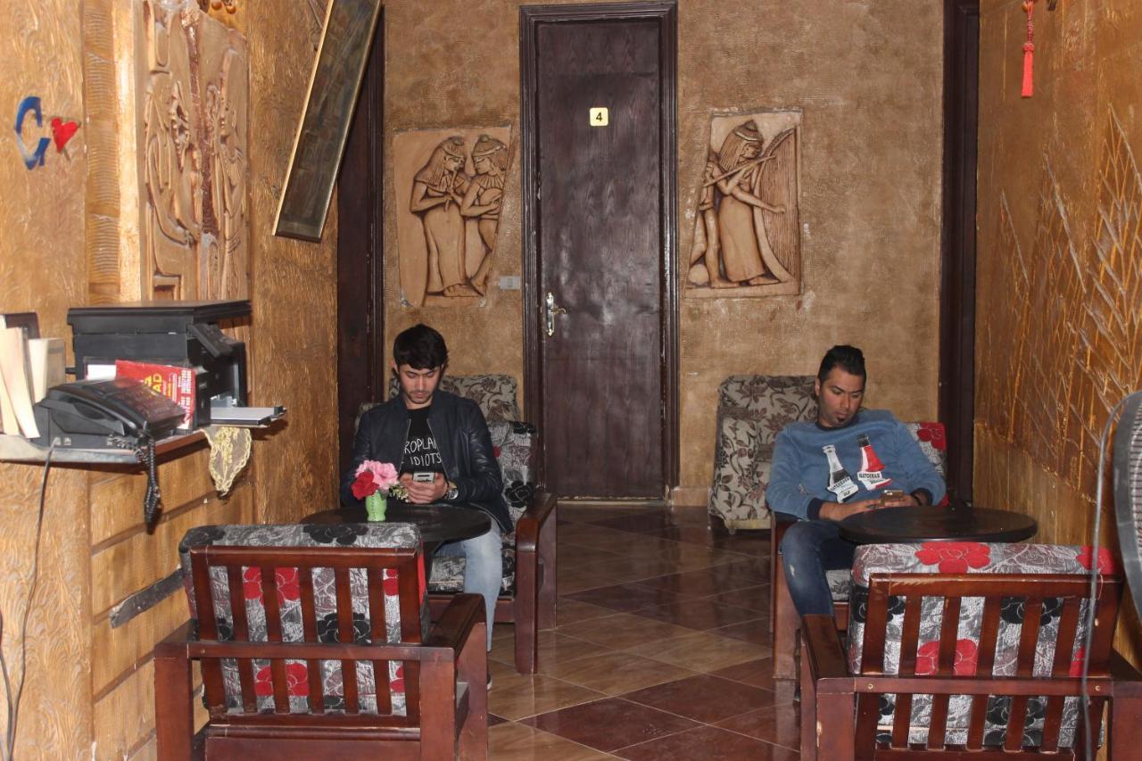 Family Palace Hostel Kairo Bagian luar foto